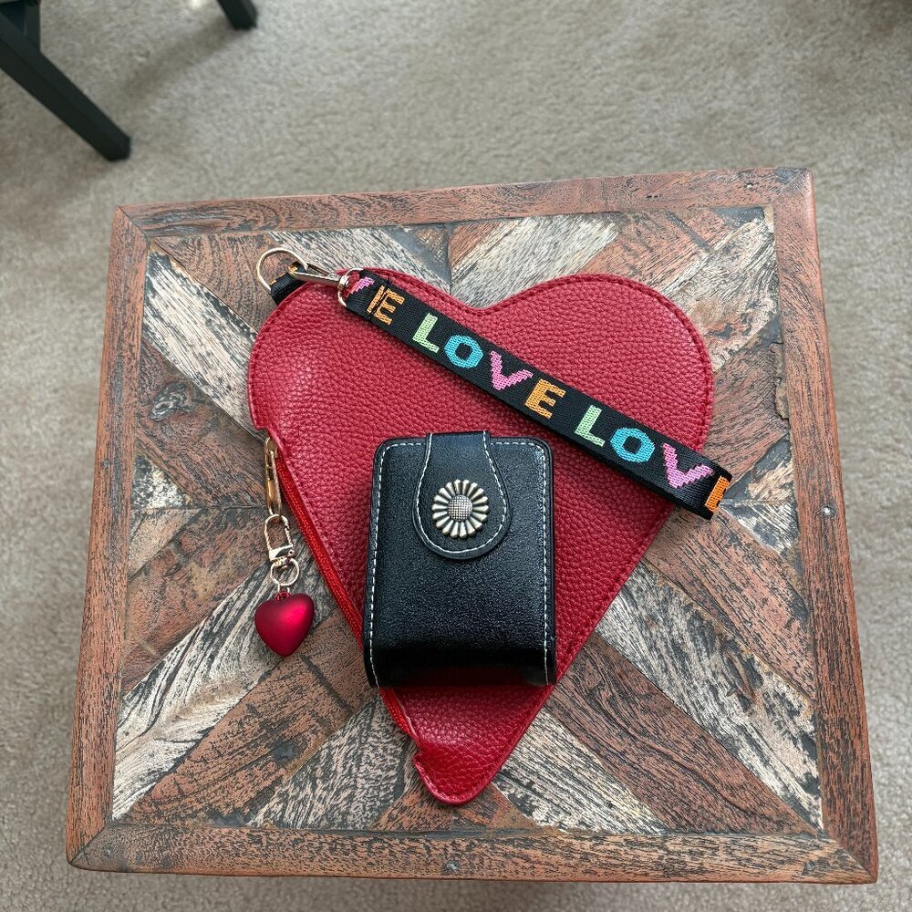 Shein 💘Claret Heart-Shaped Wrist Bag, A Charm and Black Compact Cosmetic Case